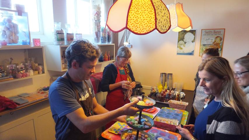 Auf dem Landgut „De Bonte Belevenis“, einem Kunsthandwerker-Hof mit Cafe und etlichen Kreativ-Angeboten, können Besucher selber Seife und andere Dinge herstellen.