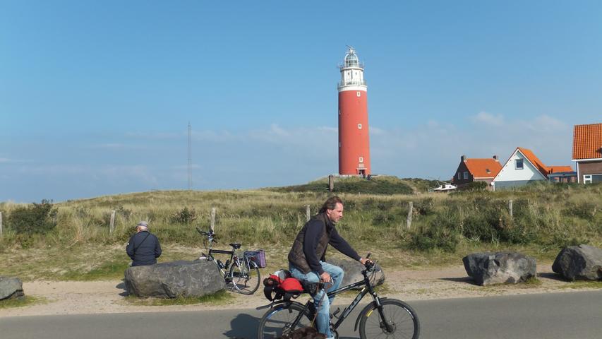 Fahrradfahrer sieht man auf Texel überall. Oft haben sie ihre Hunde dabei. Denn auf der niederländischen Insel sind die Vierbeiner an allen Stränden erlaubt.