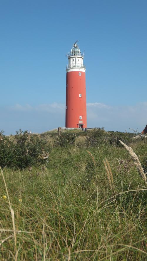 Die schönste Aussichtsplattform von Texel: Besucher können den Leuchtturm, der 1864 erbaut wurde, erklimmen und von dort aus bei schönem Wetter auf andere Wattenmeer-Inseln blicken.