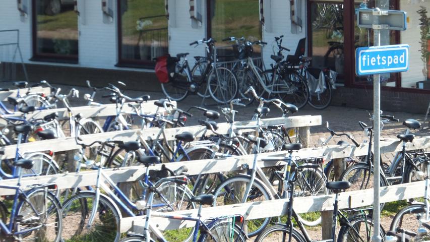 Texel ist ein Paradies für Fahrradfahrer, entsprechend viele Hollandräder parken vor den Strandcafes.