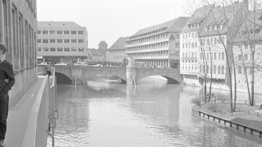 Auf neuen Wegen mitten in der alten Stadt: ein paar hundert Schritte der Pegnitz entlang - Ein Osterspaziergang von Brücke zu Brücke.  Hier geht es zum Artikel vom 9. April 1966: Osterspaziergang an den Brücken
