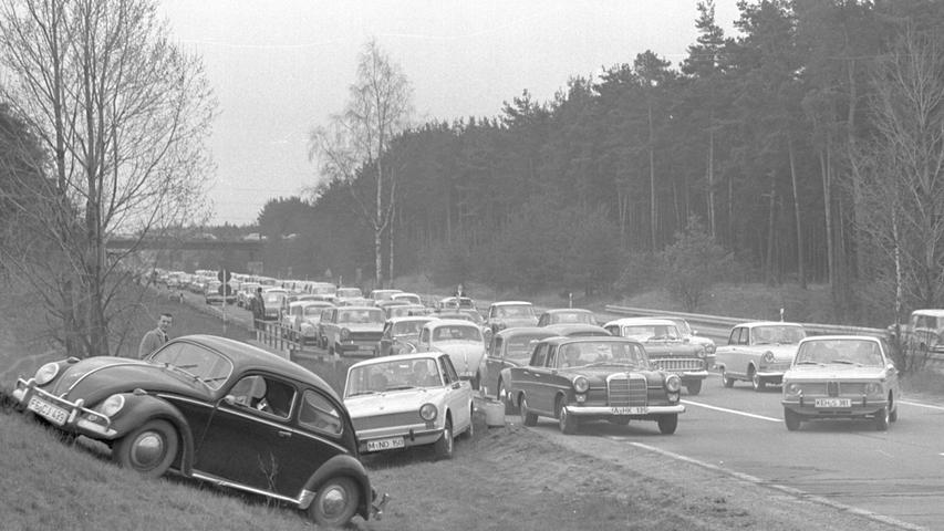In gewagten Querfeldeinfahrten suchten Autofahrer ihr Heil, die des Wartens auf der Autobahn vor der Ausfahrt Nürnberg-Feucht müde geworden waren. Hier ging es oft kaum vorwärts. Hier geht es zum Artikel vom 10. April 1966: Am Chaos vorbei