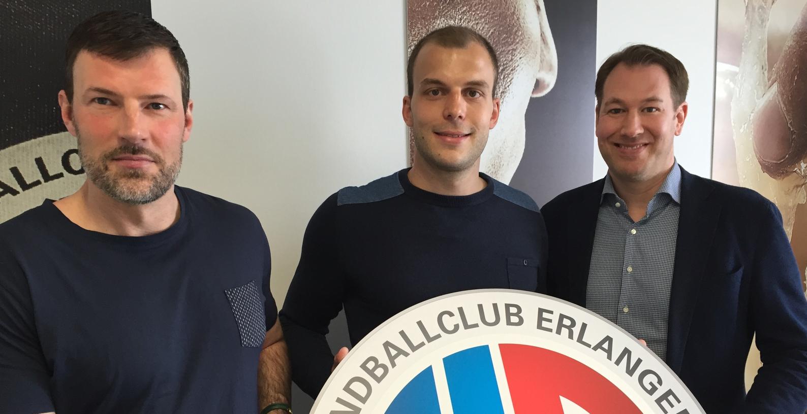 Cheftrainer, Neuzugang, Geschäftsführer: Robert Andersson (links) und Stefan Adam (rechts) freuen sich über Neuzugang Uros Bundalo.
