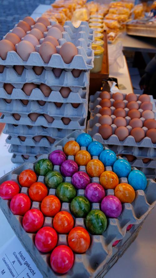 Auf Zinkels Stammkunden ist seit Jahren Verlass. Die rund 1500 Eier, die sie akkurat aufeinandergestapelt auf dem Verkaufstisch präsentiert, sind am Ende eines Markttages allesamt verkauft.