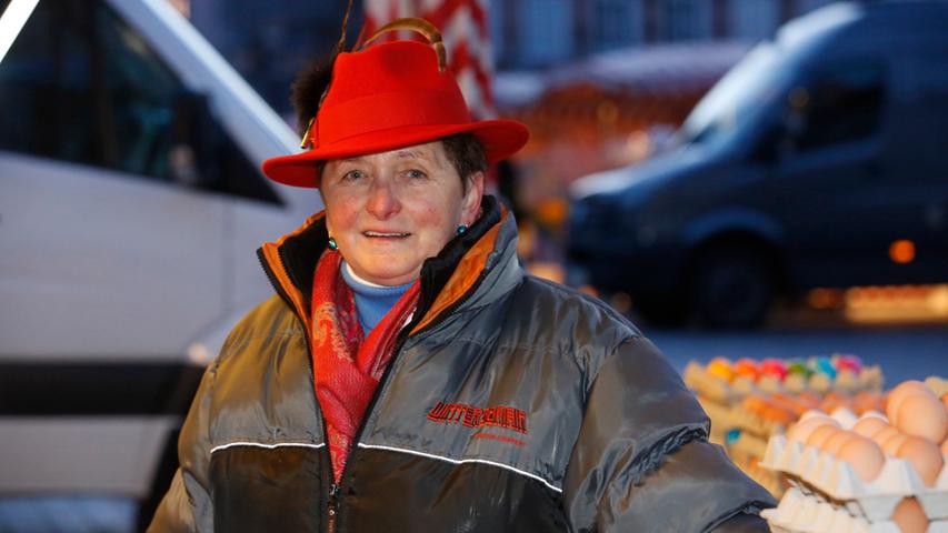 Nicht wegzudenken ist Zinkels roter Hut: Wer nach "der Frau mit dem roten Hut" fragt, landet garantiert bei ihr. "Die Leute können sich den Hut eindeutig besser merken als meinen Namen", weiß die Marktfrau aus Erfahrung.
