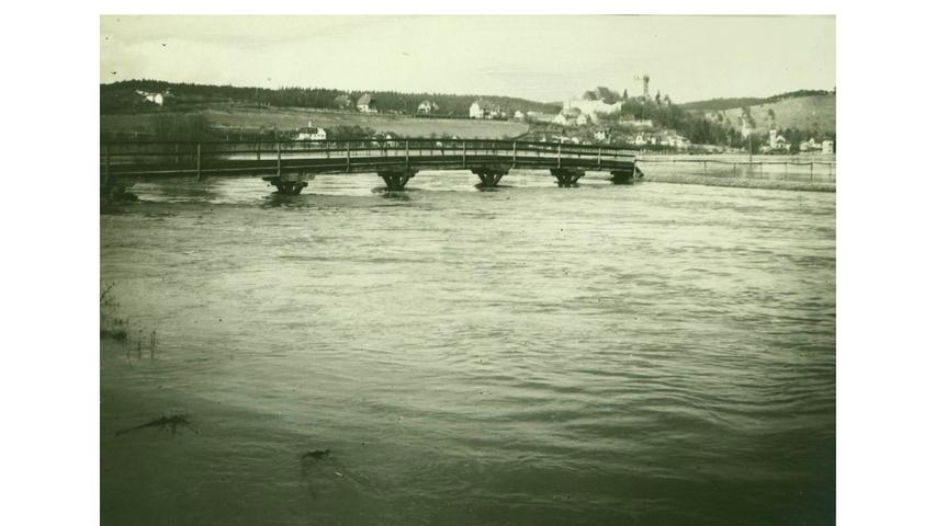 Um Hochwasser, wie hier im März 1914 bei Pappenheim, zu vermeiden, wurde die Altmühl kanalisiert. So sollte das Wasser schneller wegfließen. Außerdem gewann man durch die Trockenlegung der Altmühl-Schleifen zusätzliche Ackerflächen.