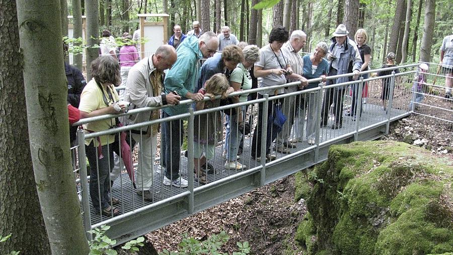 Nach der Freigabe des Sicherheitsstegs erwanderten zahlreiche Gäste das neu erschlossene Terrain der Schachthöhle „Felsenloch“ zwischen Höfen und Plech. Nach der Freigabe des Sicherheitsstegs erwanderten zahlreiche Gäste das neu erschlossene Terrain der Schachthöhle „Felsenloch“ zwischen Höfen und Plech.