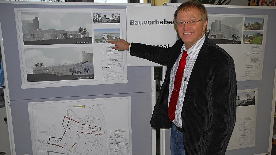 Bürgermeister Josef Bauer zeigt die Pläne für den Ausbau des Hirschenkellers zu einem Veranstaltungsort bei der Burg. 