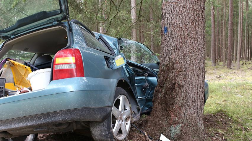 Audifahrer prallt im Landkreis Ansbach gegen Baum und stirbt
