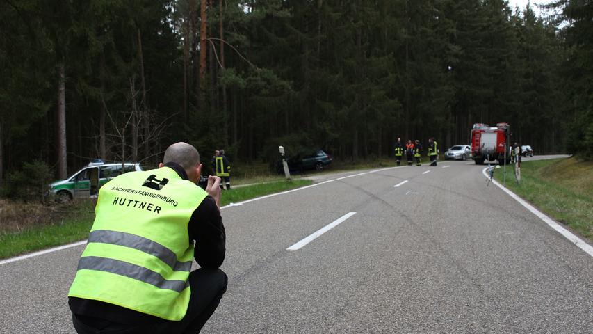 Audifahrer prallt im Landkreis Ansbach gegen Baum und stirbt 