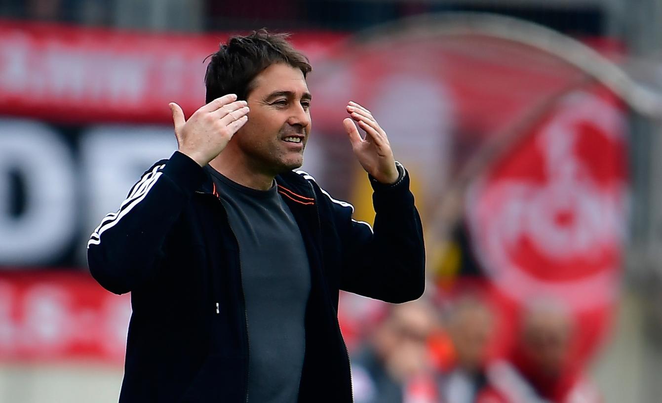 Muss man nicht verstehen: Gleich zwei Platzverweise kassierte der FCN gegen Duisburg, Trainer René Weiler gefällt das gar nicht. Muss man nicht verstehen: Gleich zwei Platzverweise kassierte der FCN gegen Duisburg, Trainer René Weiler gefällt das gar nicht.