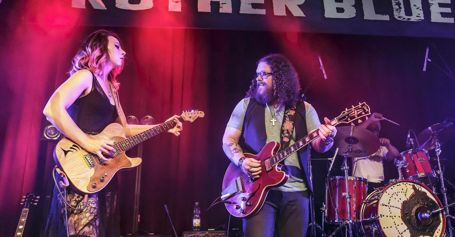 Zwei, die sich musikalisch blind verstehen: Samantha Fish (li.) jammt mit dem "Royal Southern Brotherhood"-Gitarristen Bart Walker.