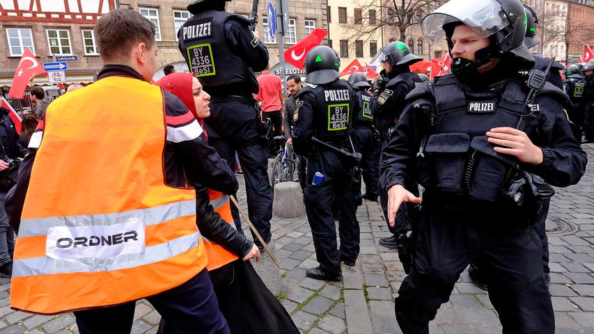 Konservative Türken demonstrieren in Nürnberg gegen die PKK