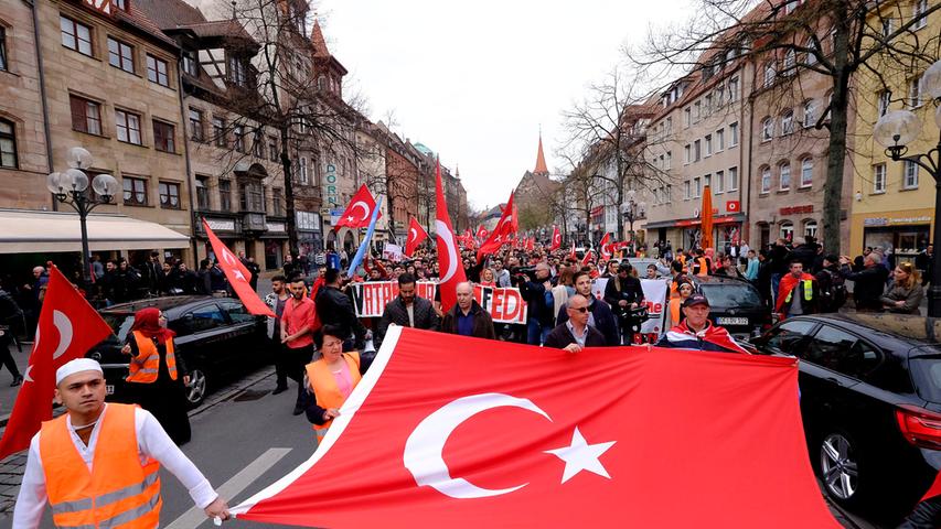 Konservative Türken demonstrieren in Nürnberg gegen die PKK