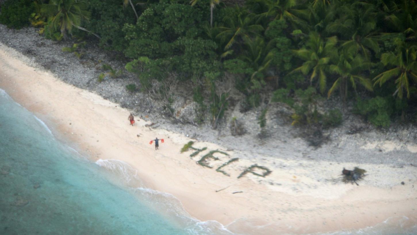 Eine Szene wie aus einem Hollywood-Blockbuster: Schiffbrüchige haben mit Palmblättern das Wort "HELP" im Sand gebildet - und wurden deshalb von einer einsamen Insel gerettet.