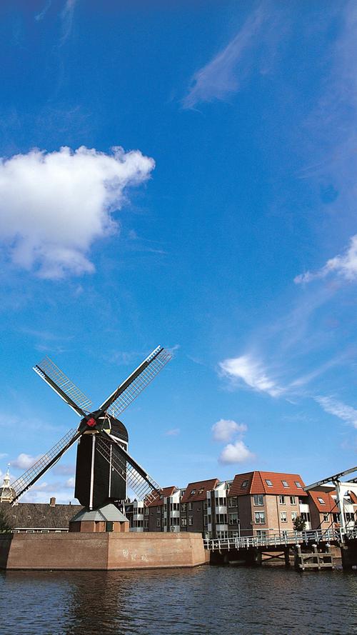 Den Wind haben die Niederländer schon immer für ihre vielen, weit über tausend Windmühlen genutzt. Und so bereichern die typischen Holländerwindmühlen den Blick über die flachen Landschaften ungemein. Die berühmtesten Mühlen stehen in Kinderdijk. Sie stammen aus dem 18. Jahrhundert und wurden von der Unesco zum Weltkulturerbe ernannt.