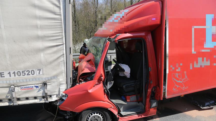 Transporter fährt auf A3 auf Lkw auf: Fahrer schwer verletzt