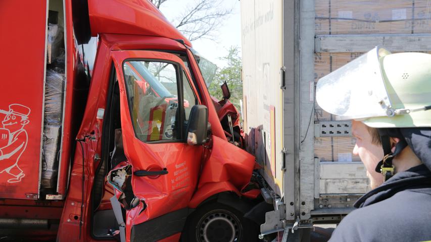Transporter fährt auf A3 auf Lkw auf: Fahrer schwer verletzt