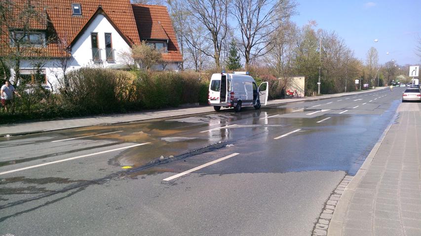 Seit Anfang der Woche ist die Laufamholzstraße im Osten Nürnbergs wegen eines Wasserohrbruchs gesperrt. Das bringt Verkehrschaos mit sich. Die Hauptverkehrsader ist laut N-Ergie noch bis Montag gesperrt.