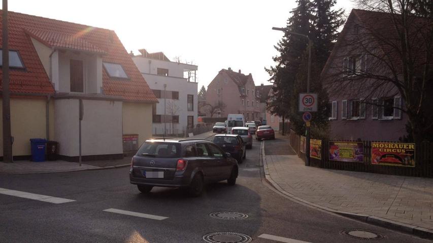 Seit Anfang der Woche ist die Laufamholzstraße im Osten Nürnbergs wegen eines Wasserohrbruchs gesperrt. Das bringt Verkehrschaos mit sich. Die Hauptverkehrsader ist laut N-Ergie noch bis Montag gesperrt.