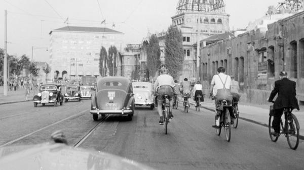 Dieses Bild vom Anfang der 1950er-Jahre zeigt den Verkehr vor dem noch vom Zweiten Weltkrieg in Mitleidenschaft gezogenen Nürnberger Hauptbahnhof. Im Hintergrund ist auch die alte Nürnberger Hauptpost zu sehen, die inzwischen abgerissen worden ist. Bilder vom Abriss dieses Bauwerks, das das Nürnberger Stadtbild über Jahrzehnte prägte, können Sie sich hier anschauen. Ein Portrait des Nürnberger Hauptbahnhofs finden Sie hier.