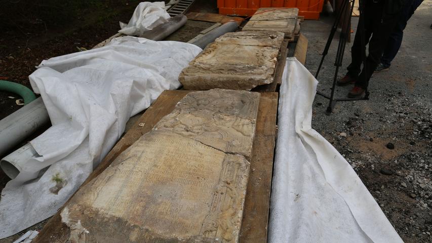 Überraschender Fund: Historische Grabsteine in Hofer Fabrikzeile