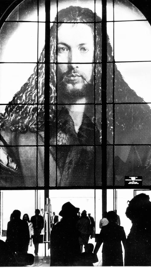 Und eben jene neu errichtete Glasfassade war auch die Leinwand für Albrecht Dürers Porträt 