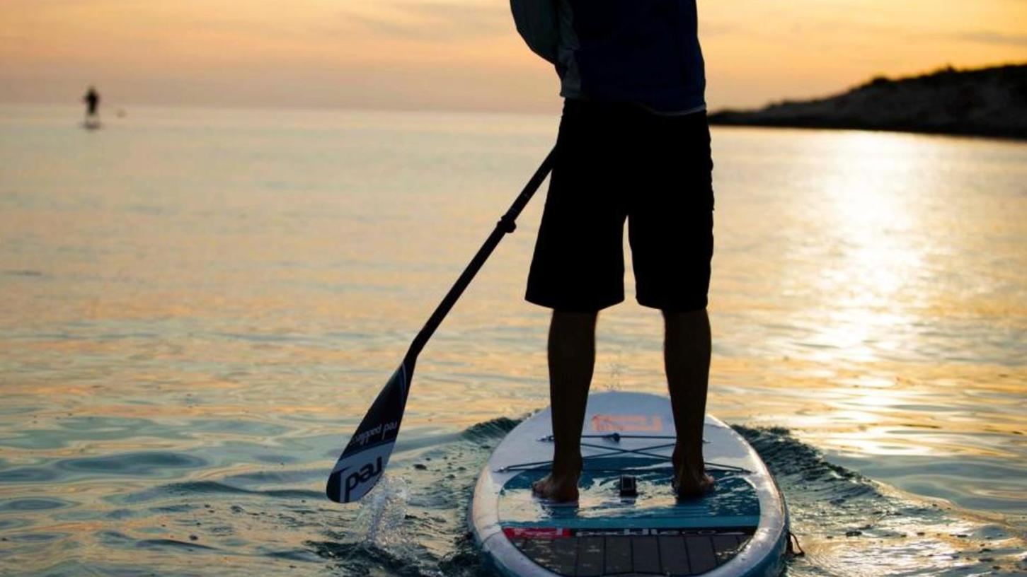 Auch das geht: Beim großen Elektro-Open-Air am Brombachsee kann man mit sogenannten Paddleboards auch entspannt über den See paddeln.