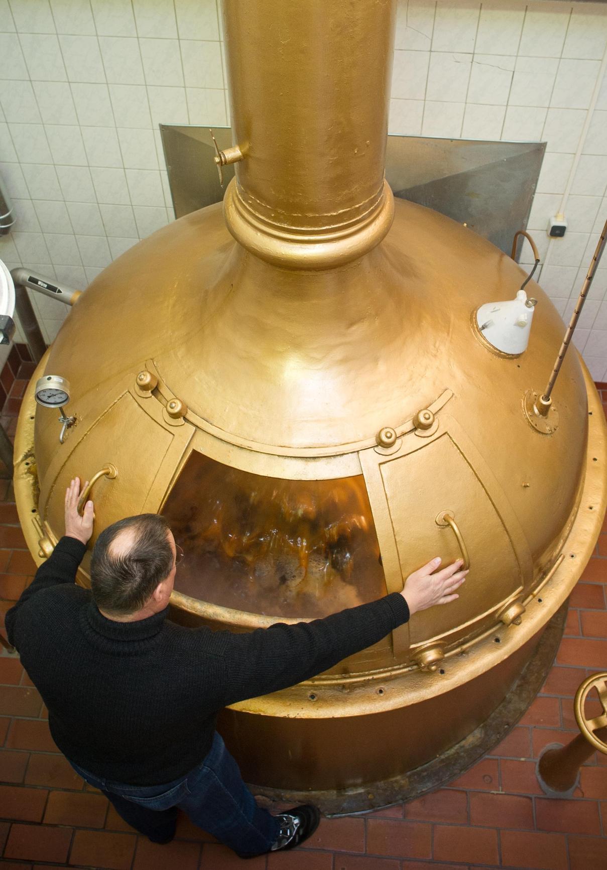 Michaeli (29. September) bis Geor­gi (23. April) – nur in diesem im Bayerischen Reinheitsgebot auf­geführten Zeitraum konnte wegen der niedrigeren Temperaturen einst Bier gebraut werden. Zudem mussten sich die Brauer meist auf obergärige Biere konzentrieren, die schon bei Außen­temperaturen von 15 bis 20 Grad ver­goren. Erst als Carl von Linde im Jahr 1876 die erste Kühlmaschine auf den Markt brachte, konnte das ganze Jahr über bei konstanter Temperatur ge­braut werden. Und untergärige Sor­ten produzierten die Brauer nun auch außerhalb der Wintermonate.