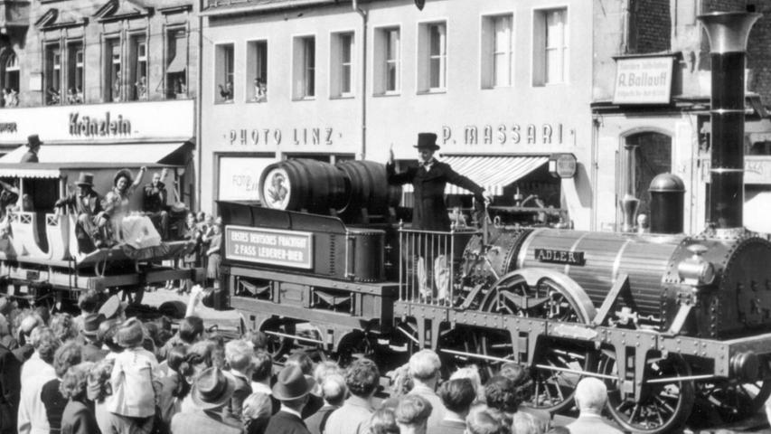 Adler als Bierkutsche: Als am 7. Dezember 1835 die erste deut­sche Eisenbahn zwischen Nürn­berg und Fürth fuhr, waren aus­schließlich Passagiere mit von der Par­tie. Einige Monate später schlug je­doch die Geburtsstunde des Schienen­güterverkehrs, als die Brauerei Lederer zwei Fässchen Bier in die Klee­blattstadt transportieren ließ. Für das erste Eisenbahn-Frachtgut Deutsch­lands waren zwölf Kreuzer – der Preis von zwei Plätzen in der dritten Klasse – fällig. Erst drei Jahre später kam der end­gültige Durchbruch der Ludwigseisen­bahn als Warentransportmittel, als für zwei Fürther Metzger ausrangier­te Personenwaggons zu Viehtranspor­tern umfunktioniert wurden. 