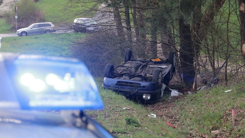 Beifahrertür abgerissen: Auto kracht bei Appendorf gegen Baum
