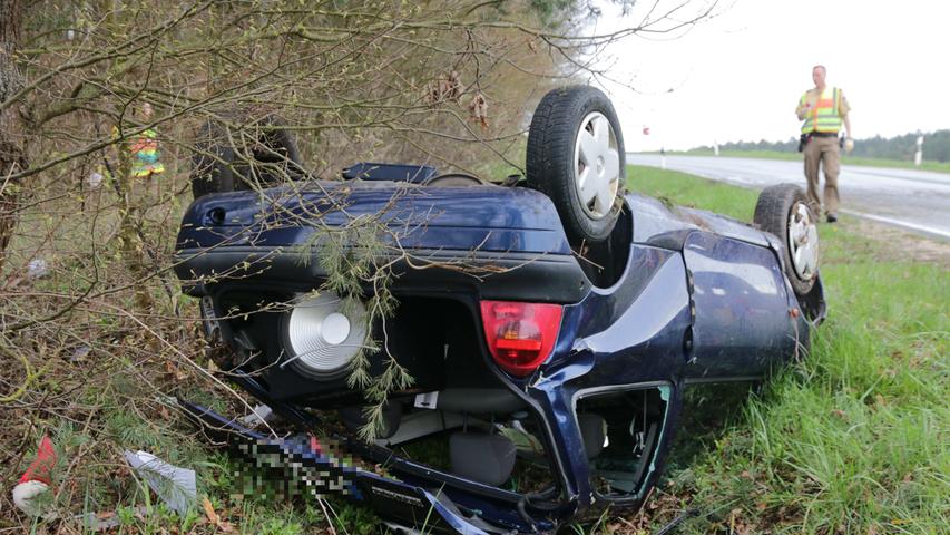 Beifahrertür abgerissen: Auto kracht bei Appendorf gegen Baum