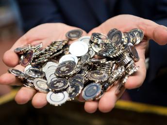 Ein Schwung des begehrten Sammlerstücks in den Händen von Finanzminister Söder