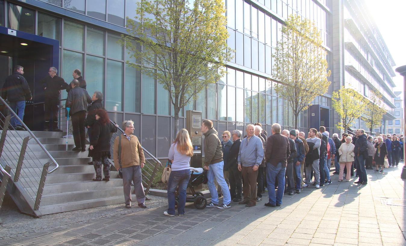Geduldig warten die zukünftigen Münzsammler vor der Nürnberger Bundesbank auf ihr Glück.