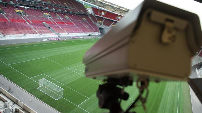 Der Videobeweis wird ab kommender Saison in der Bundesliga getestet.