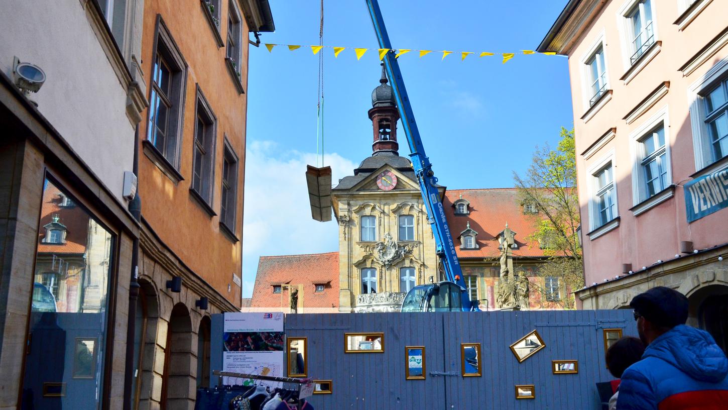 Kein Durchkommen mehr auf der Oberen Brücke durch Bambergs historisches Wahrzeichen. Bis Ende Juli sollen die Arbeiten andauern.