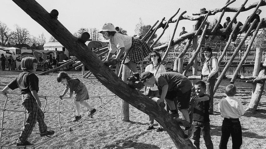 Die Landesgartenschau in Neumarkt lockte mit zahlreichen Angeboten für Kinder und Familien wie dieses  Klettergerüst aus Baumstämmen.