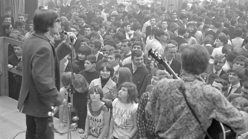 Zum dritten Male in diesem Jahr ließ sich gestern die beatbegeisterte Jugend vom Rhythmus einer Musik faszinieren, die pilzköpfige junge Männer aus ihren Instrumenten hervorlockten. Und das sechs Stunden lang, ohne nennenswerte Pause. Hier geht es zum Artikel vom 18. April 1966: Beat-Fans waren außer sich.