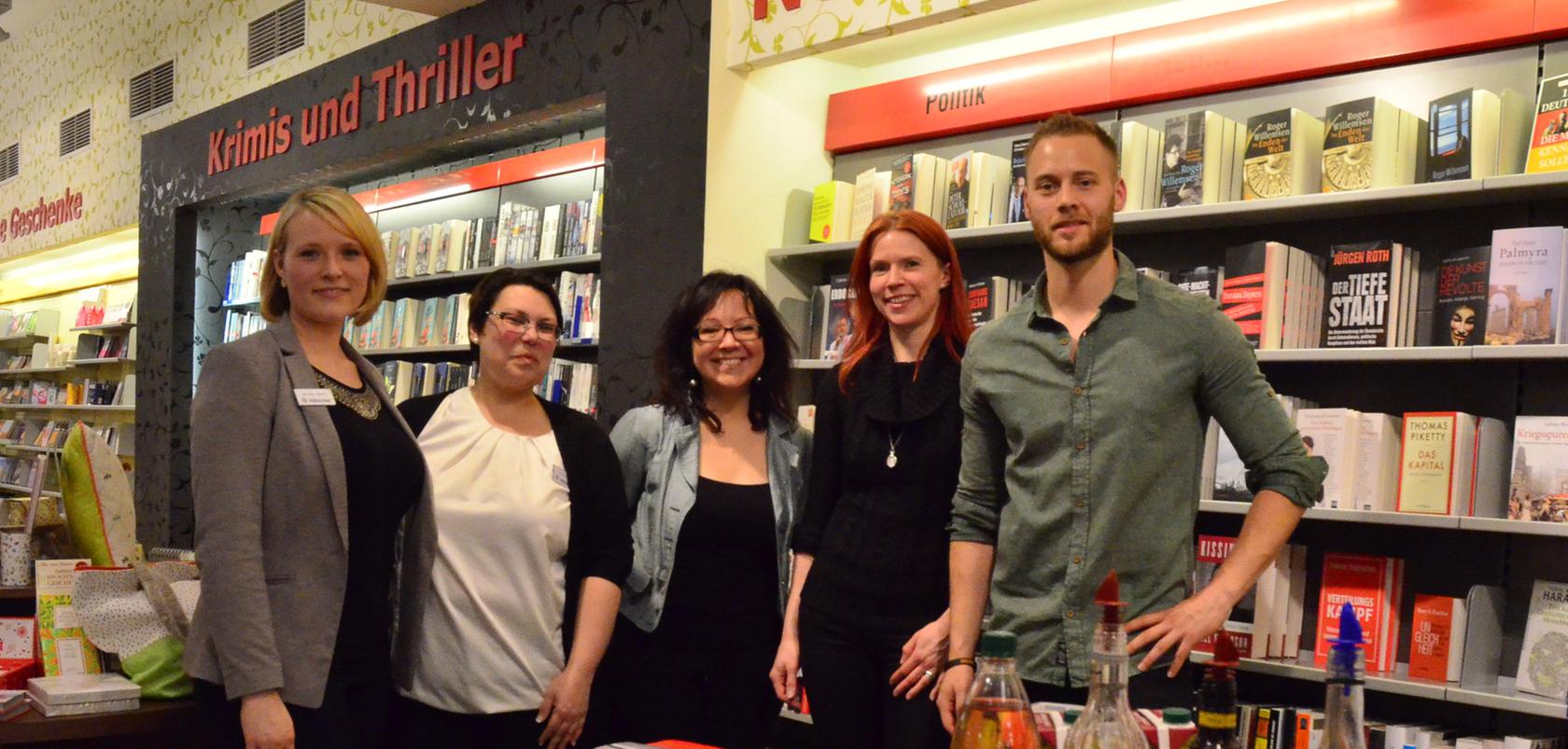 Das Team der Buchhandlung Hübscher servierte den Gästen am Donnerstagabend drei Cocktailkreationen, den "French 76", den "White Russian" und den "Munich Mule".