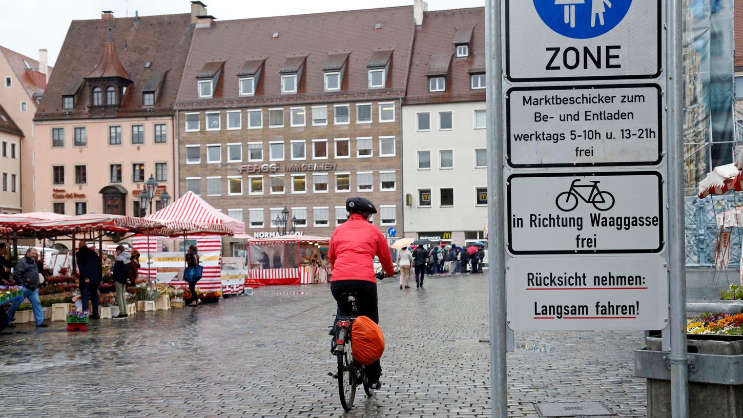 Fahrradfahrer dürfen den Hauptmarkt ab sofort südlich des Schönen Brunnens im Schritttempo queren. 