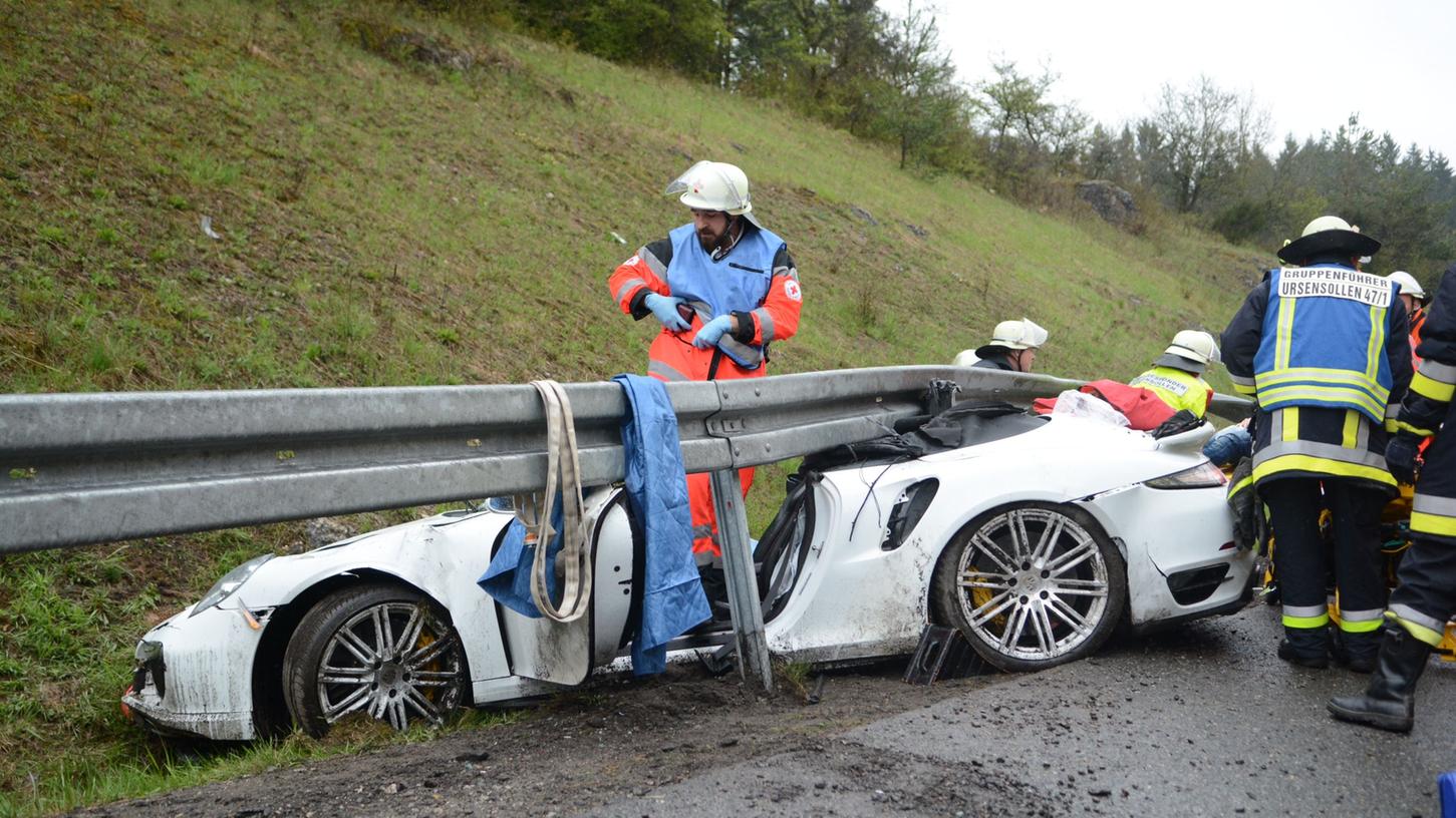 200.000 Euro Schaden: Porsche kracht auf A6 in Leitplanke