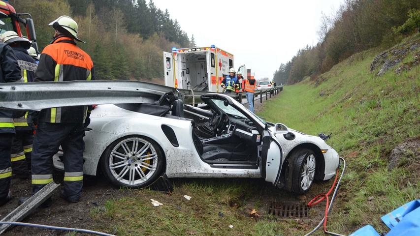 Porsche schleudert über A6 und bohrt sich unter Leitplanke