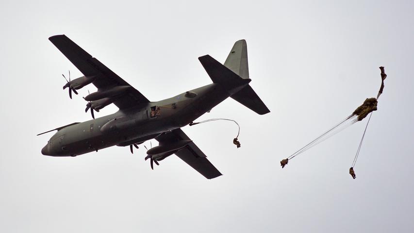 Fallschirmjäger beim Absprung aus einer C-130 Hercules der Royal Air Force.