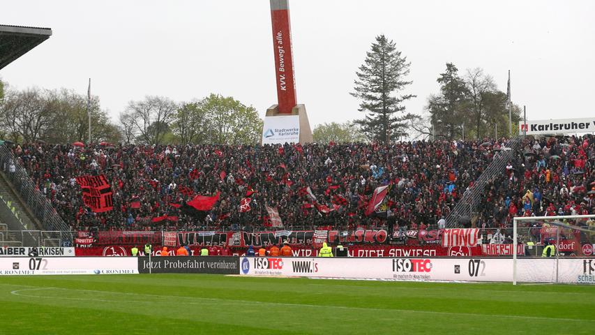 Tolle Unterstützung im Aufstiegskampf: 4200 Club-Fans reisten mit dem 1. FC Nürnberg ins verregnete Karlsruhe.