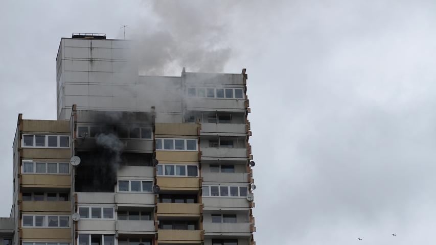 Der Bewohner der betreffenden Wohnung erlitt eine schwere Rauchgasvergiftung.