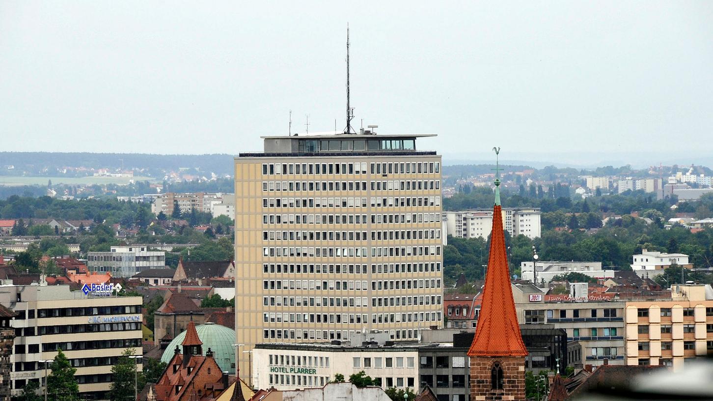 Blick über Nürnberg vom Nordturm der Lorenzkirche auf das Hochhaus am Plärrer (Archivbild).