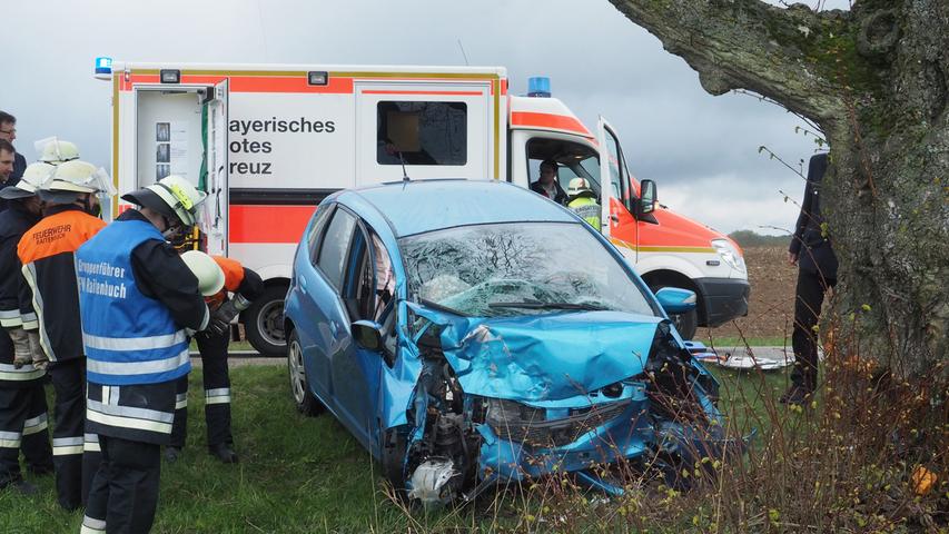 Weißenburg-Gunzenhausen: 58-Jähriger kracht mit Auto gegen Baum