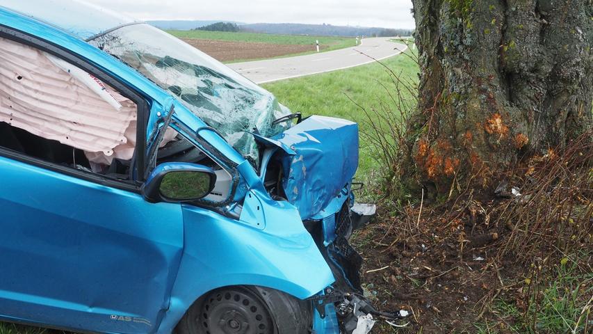 Weißenburg-Gunzenhausen: 58-Jähriger kracht mit Auto gegen Baum