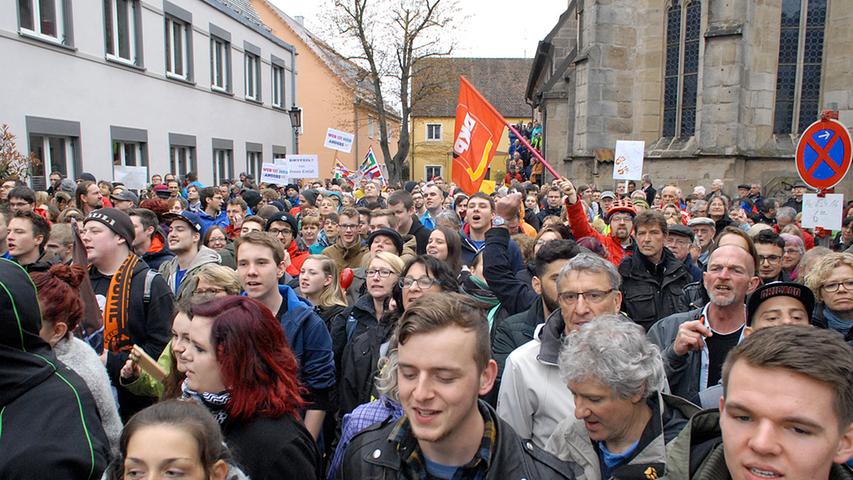 Anti Nazi Demo: Baiersdorf zeigt Flagge gegen Rechts