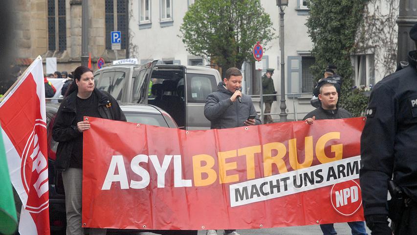 Anti Nazi Demo: Baiersdorf zeigt Flagge gegen Rechts